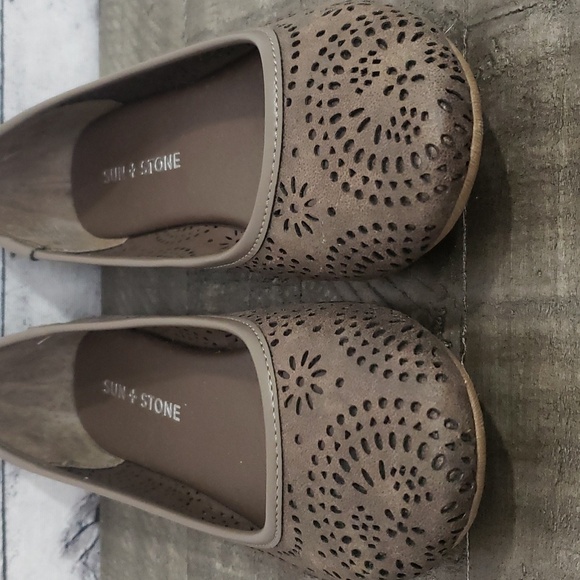 Sun & Stone-Sophia Sunburst Perforated Round Toe Slip-On Flats Brown Size 6M - Picture 2 of 9